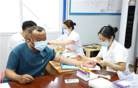 自治区总工会在冶建公司项目举行送康健体检运动